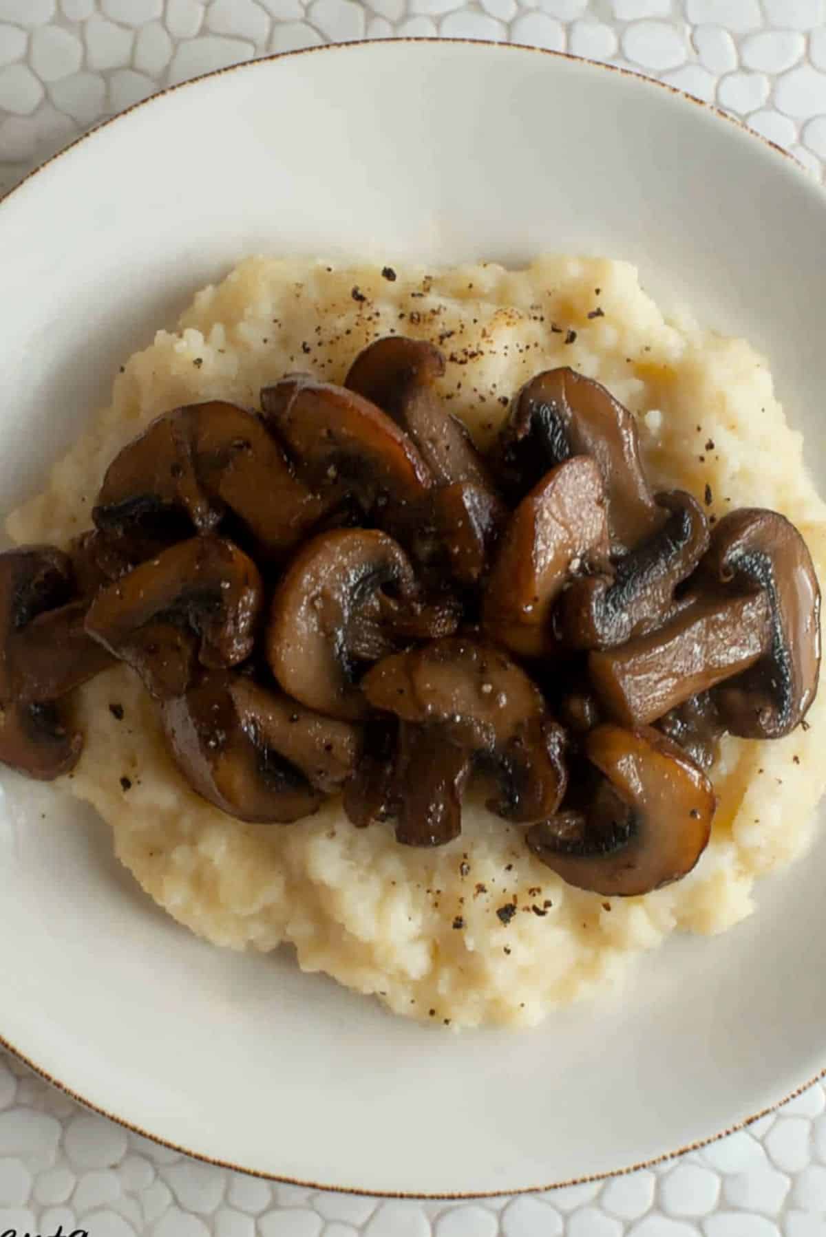 Mushroom & Cauliflower "Polenta" – A Low-Carb Comfort Food