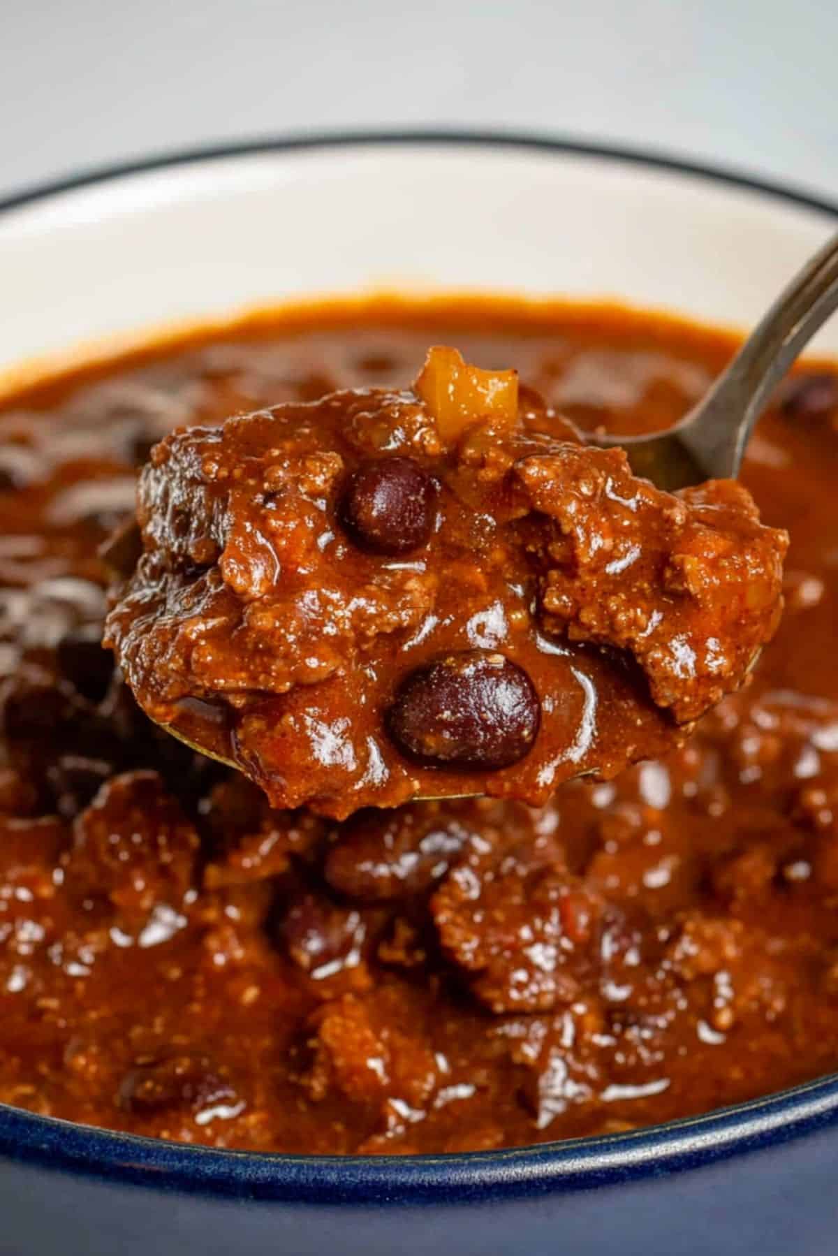Bobby Flay’s Beef & Black Bean Chili – A Bold, Flavorful Chili with a Kick
